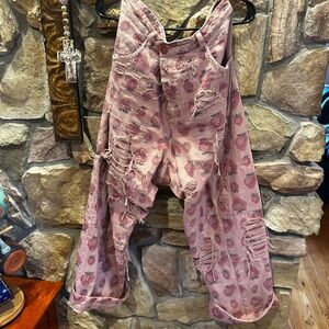 Magnolia Pearl strawberry miner pants 
(✨PRICE FIRM✨)